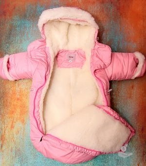 Winter jacket with fur with handles and a hood.